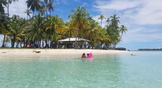 Isla Cayos Beach