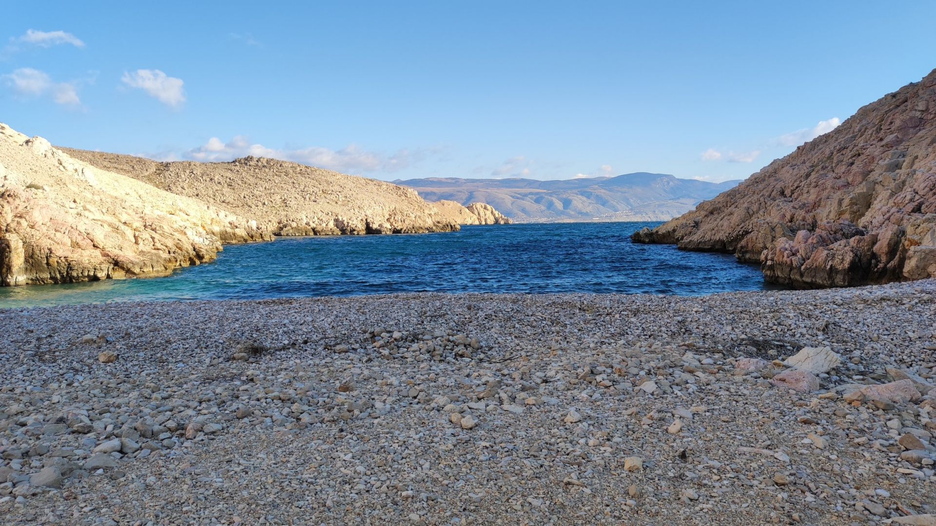 Foto de Konjska beach y su hermoso paisaje