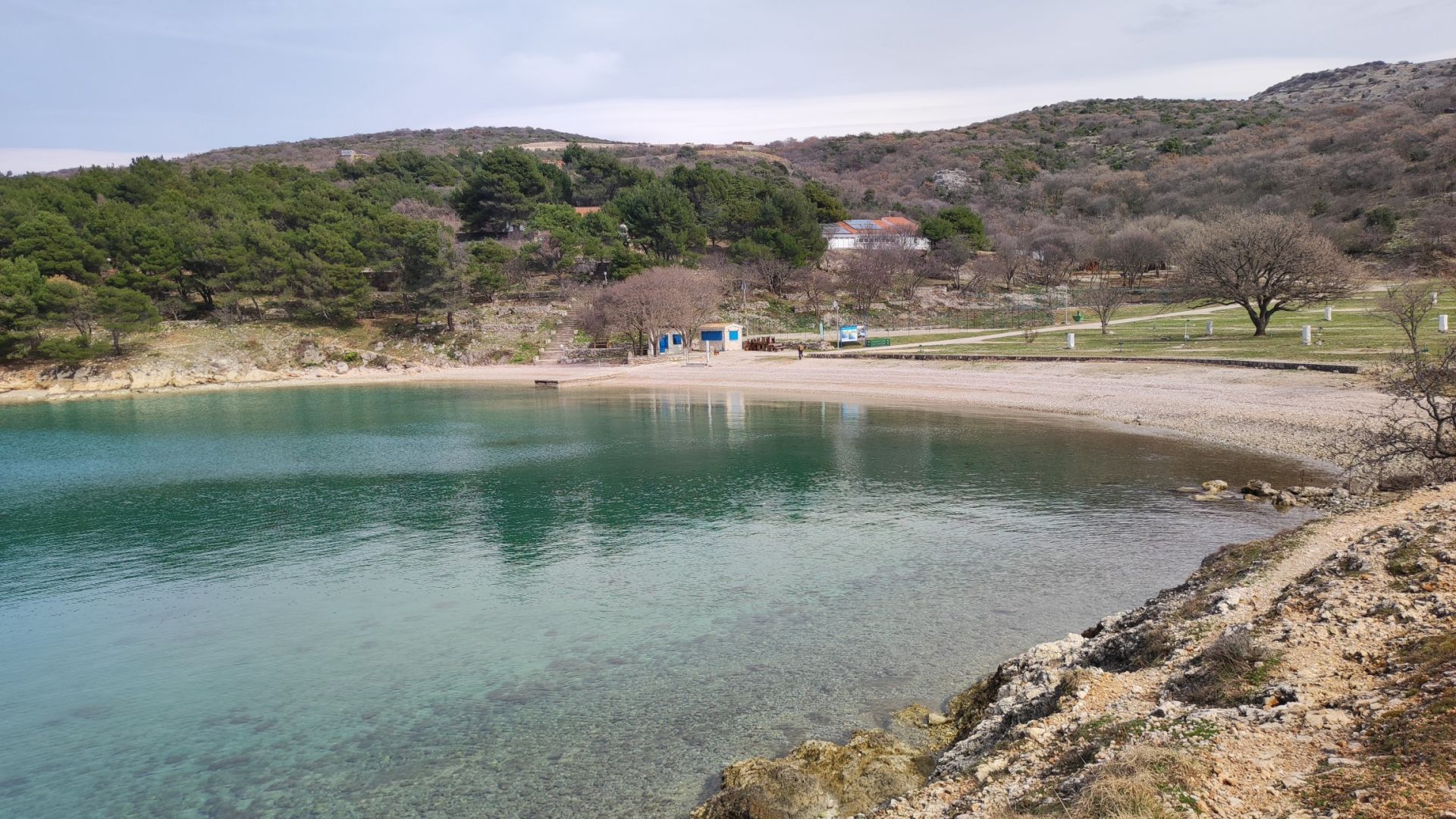 Foto de Konobe beach con muy limpia nivel de limpieza