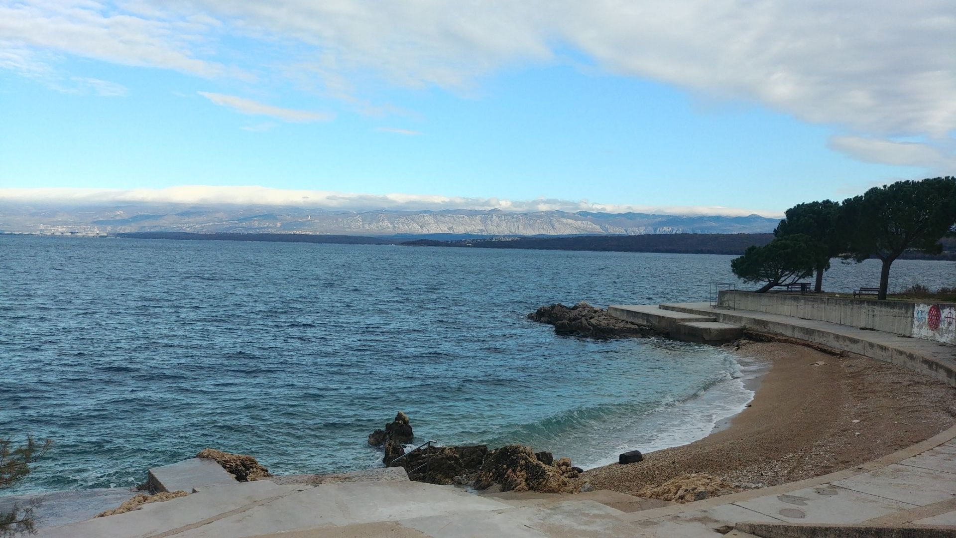 Foto de Uhlic beach con varias bahías espaciosas