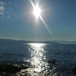 Foto de Njivice small beaches área de servicios