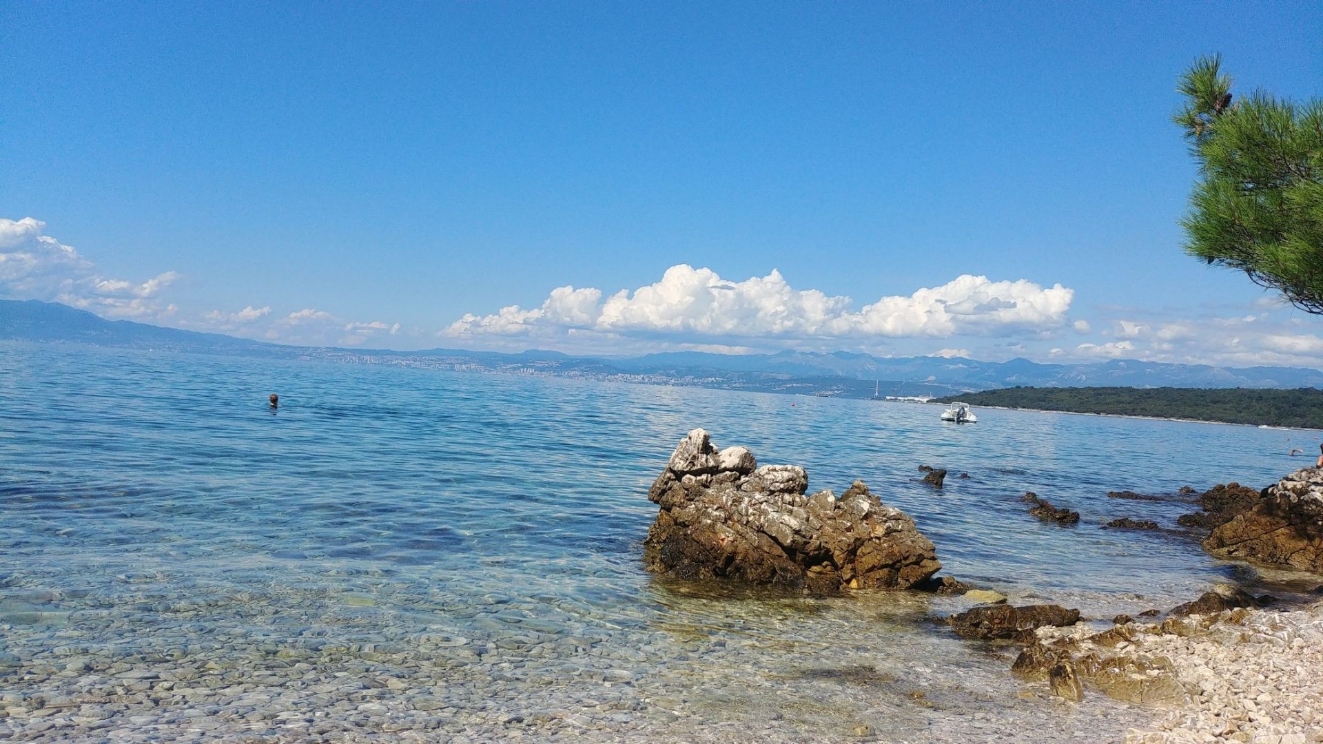 Foto de Njivice small beaches con varias bahías espaciosas