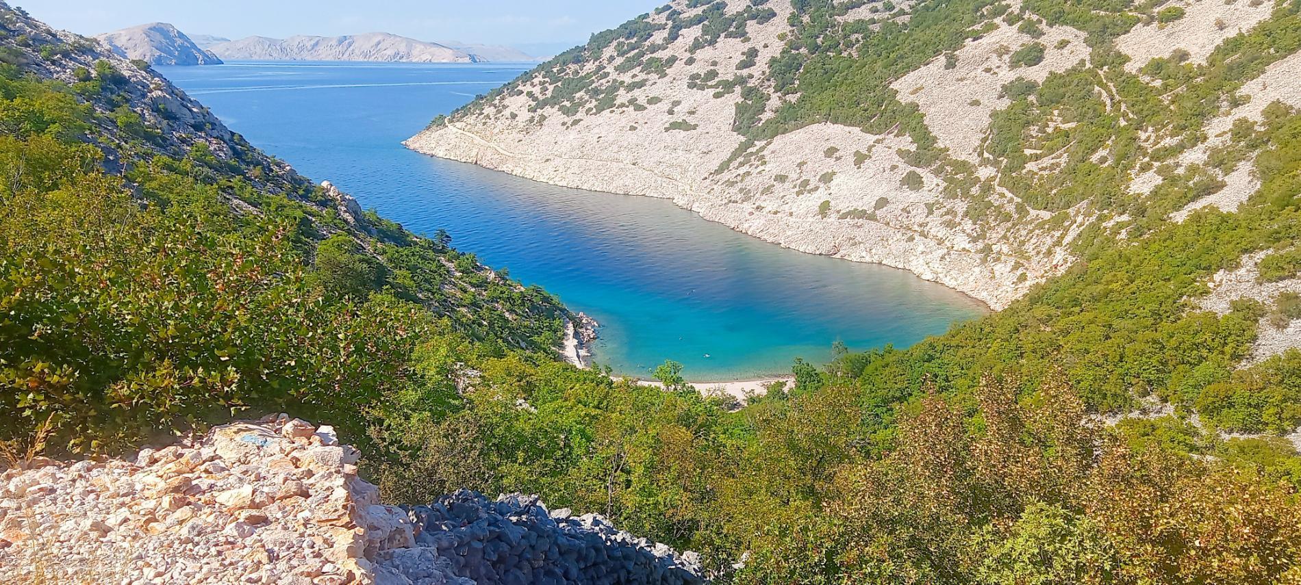 Foto de Gradina Beach rodeado de montañas