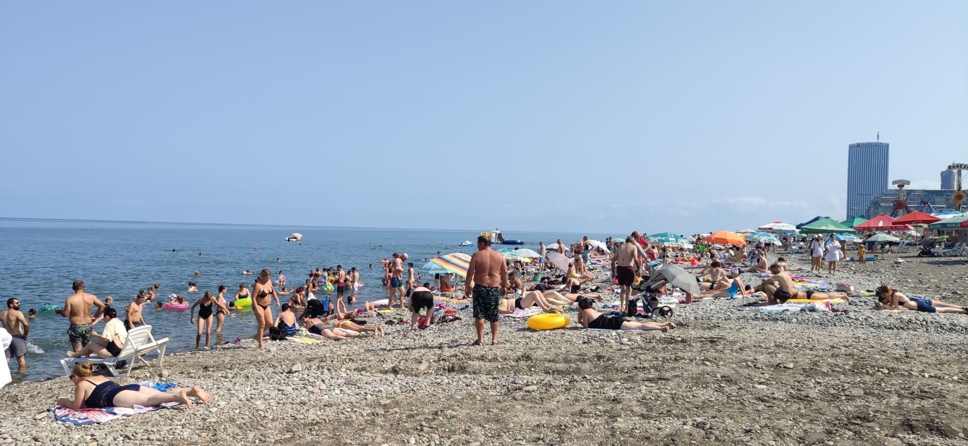 Foto de Batumi beach con costa recta y larga