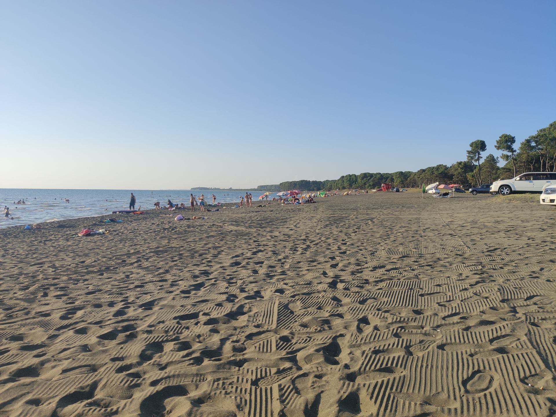 Foto de Ureki Nature beach con arena negra superficie