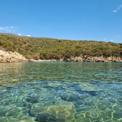 Foto de Marathi III beach respaldado por acantilados