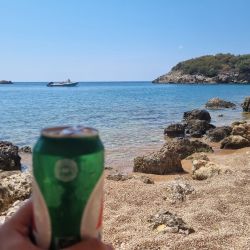 Foto de Marathi III beach con varias bahías pequeñas