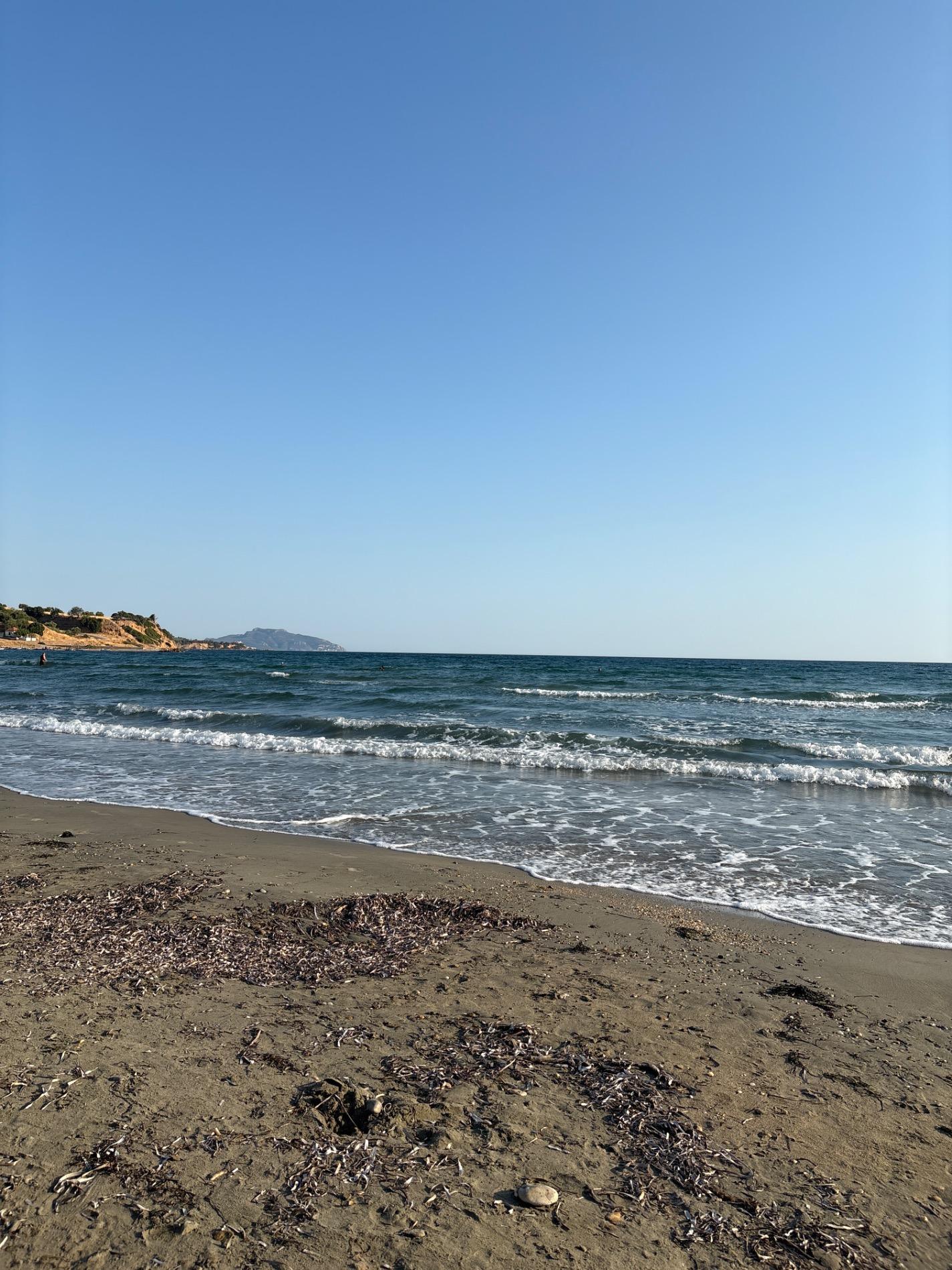 Foto de Kokkinia beach con una costa espaciosa