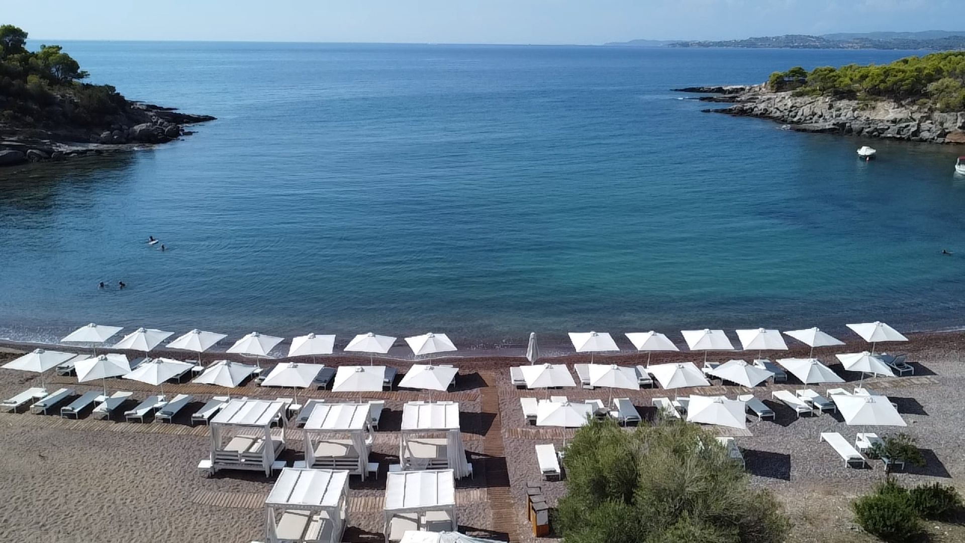 Foto de Petrothalassa beach con arena beige y guijarros superficie