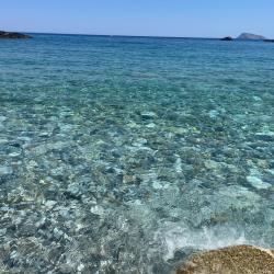Foto de Frouzis beach respaldado por acantilados