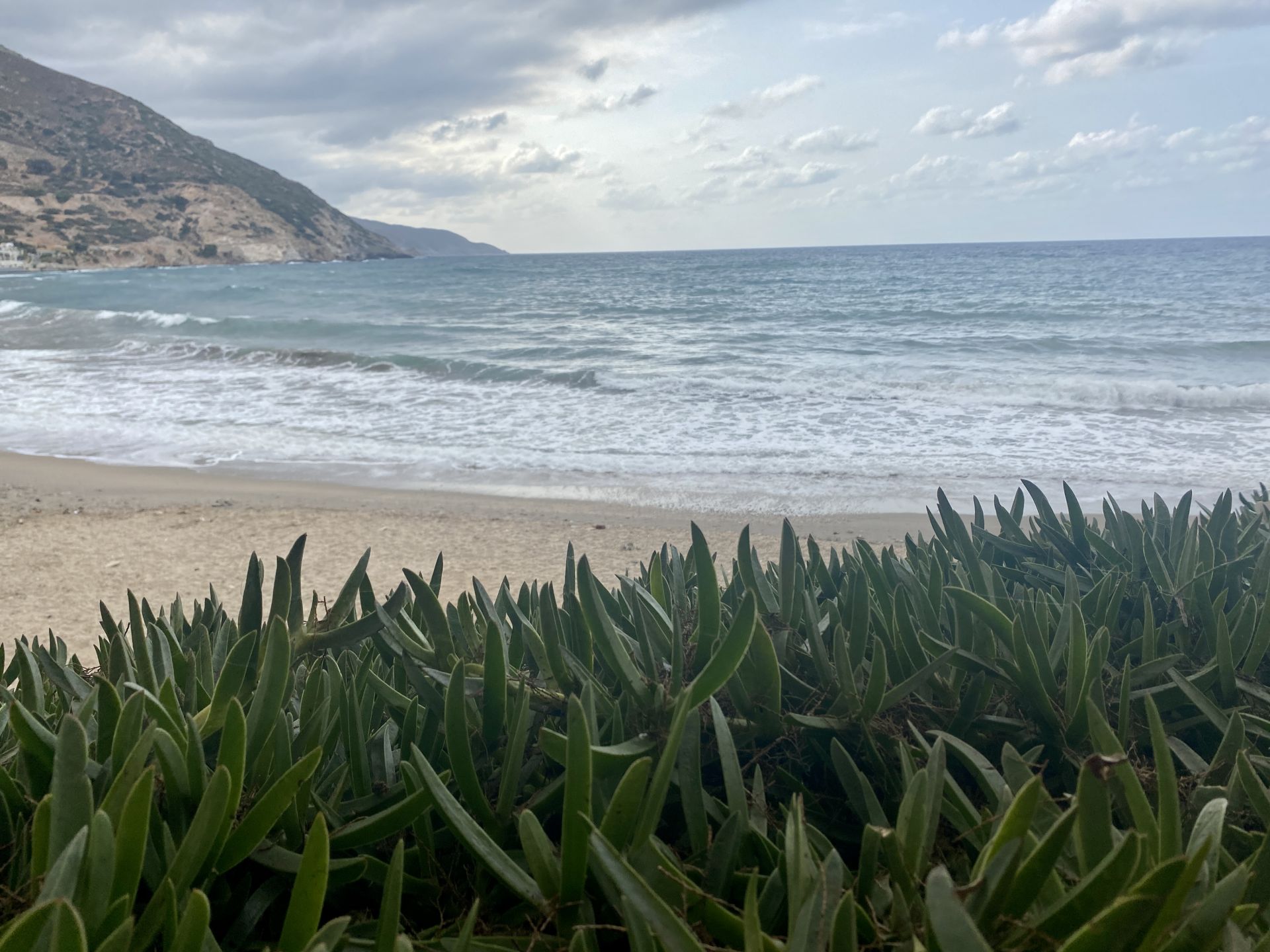 Foto de East Beach Avlaki rodeado de montañas
