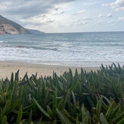 Foto de East Beach Avlaki rodeado de montañas