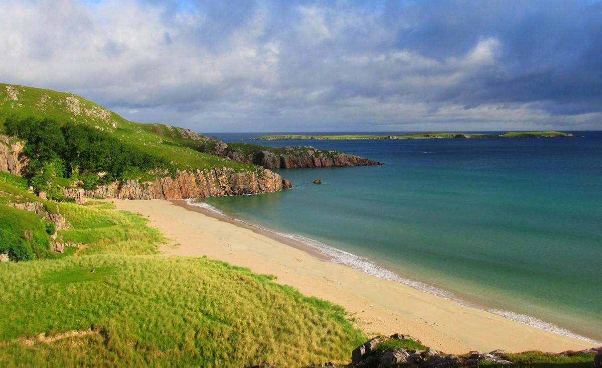 Foto de Playa Egremni rodeado de montañas