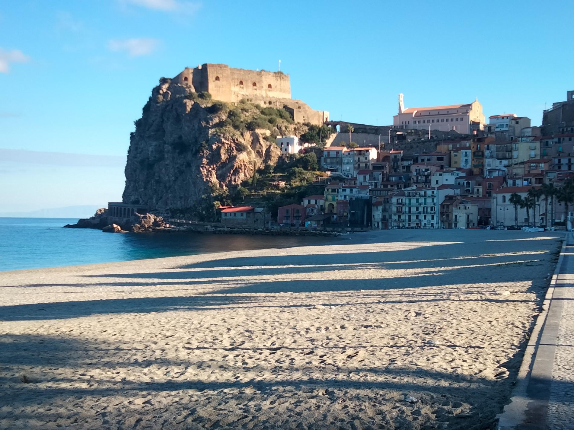 Foto de Spiaggia Di Scilla respaldado por acantilados