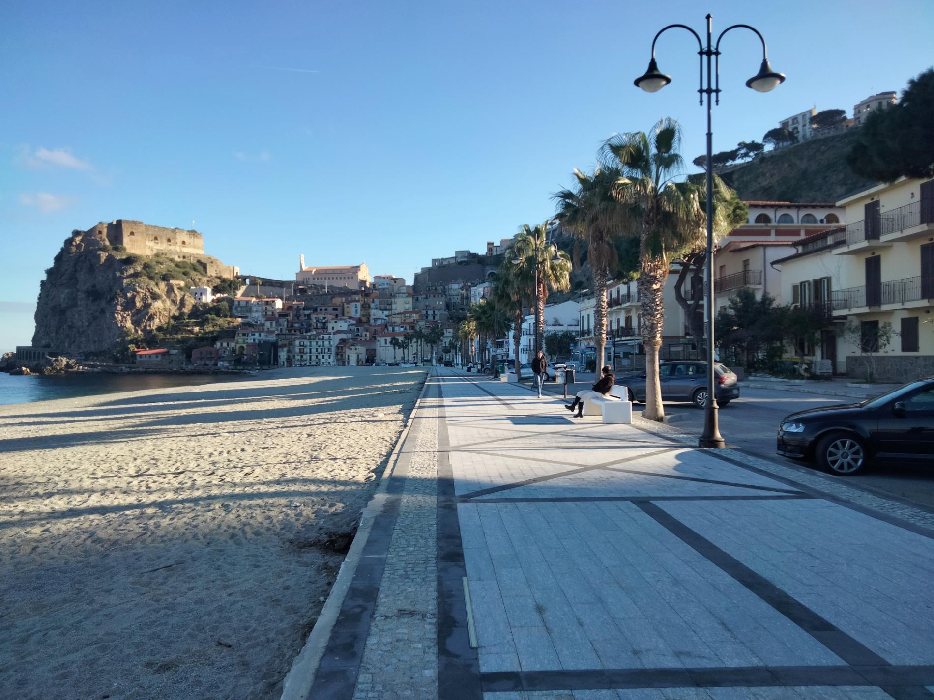 Foto de Spiaggia Di Scilla rodeado de montañas