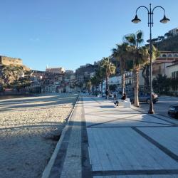 Foto de Spiaggia Di Scilla rodeado de montañas