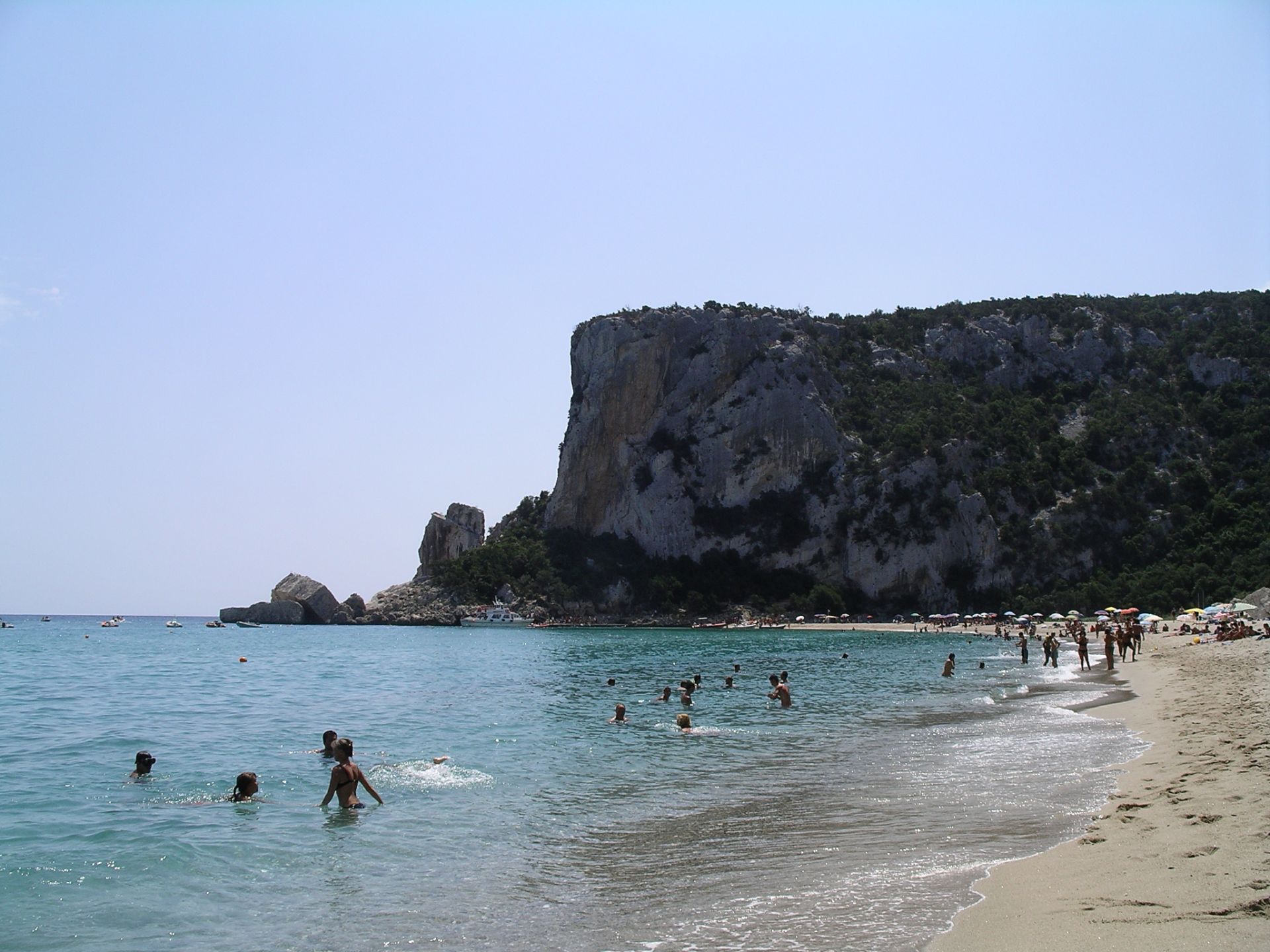 Foto de Cala Luna rodeado de montañas