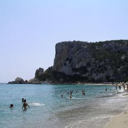 Foto de Cala Luna rodeado de montañas