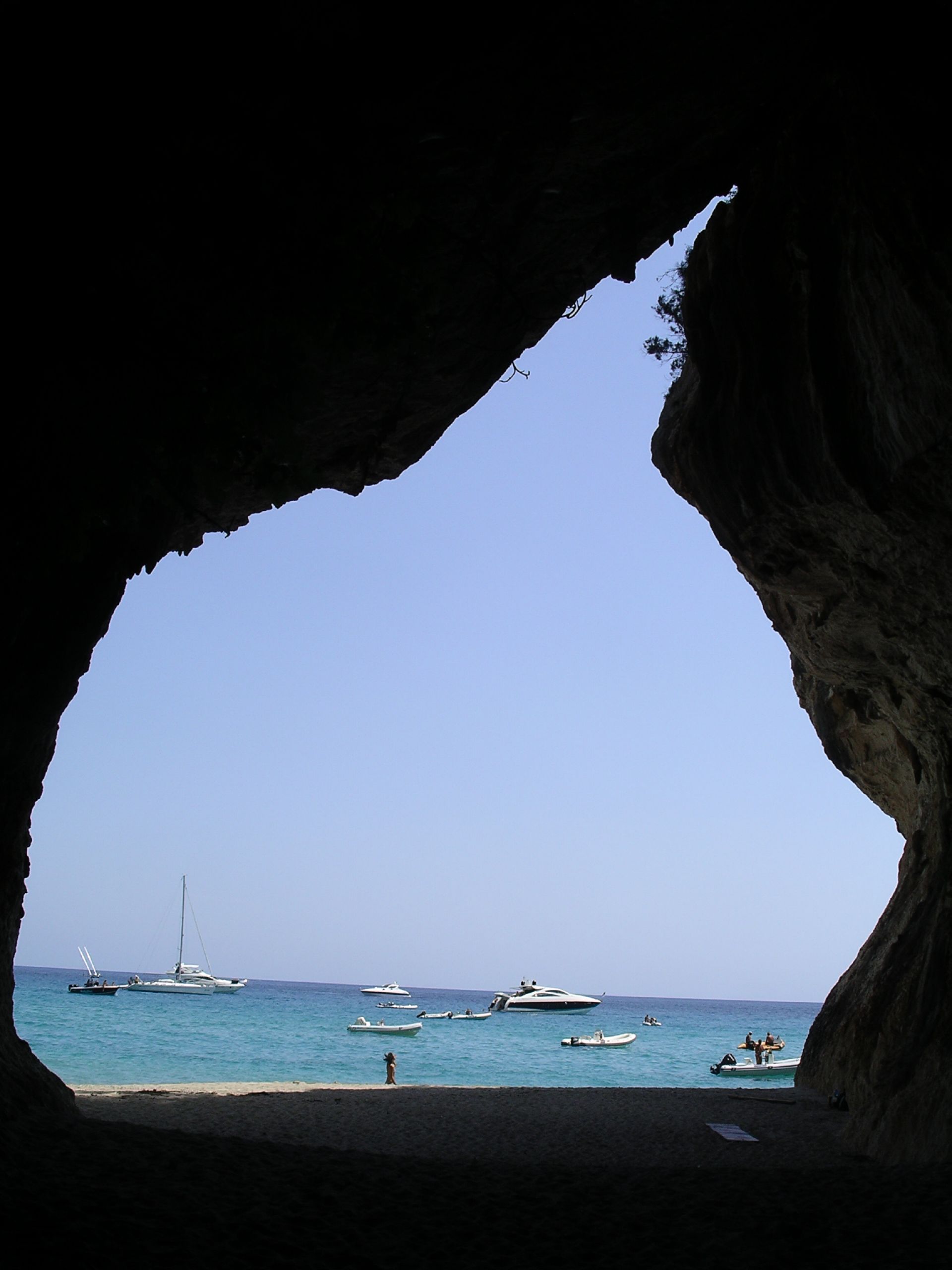 Foto de Cala Luna respaldado por acantilados