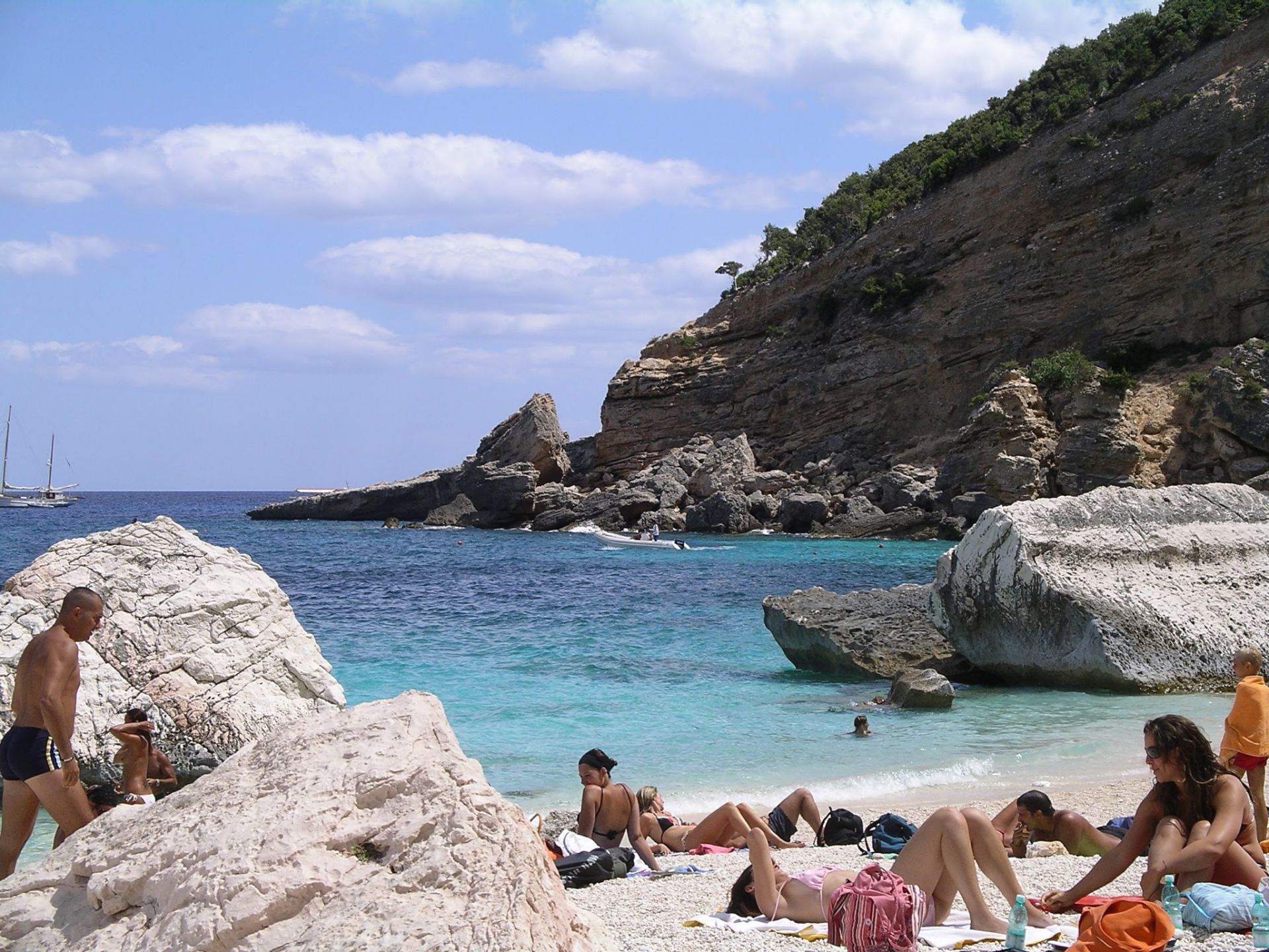 Foto de Cala Mariolu respaldado por acantilados