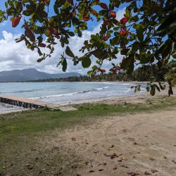 Foto de Playa Guayanés respaldado por acantilados