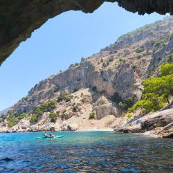 Foto de Blue Cave beach ubicado en área natural