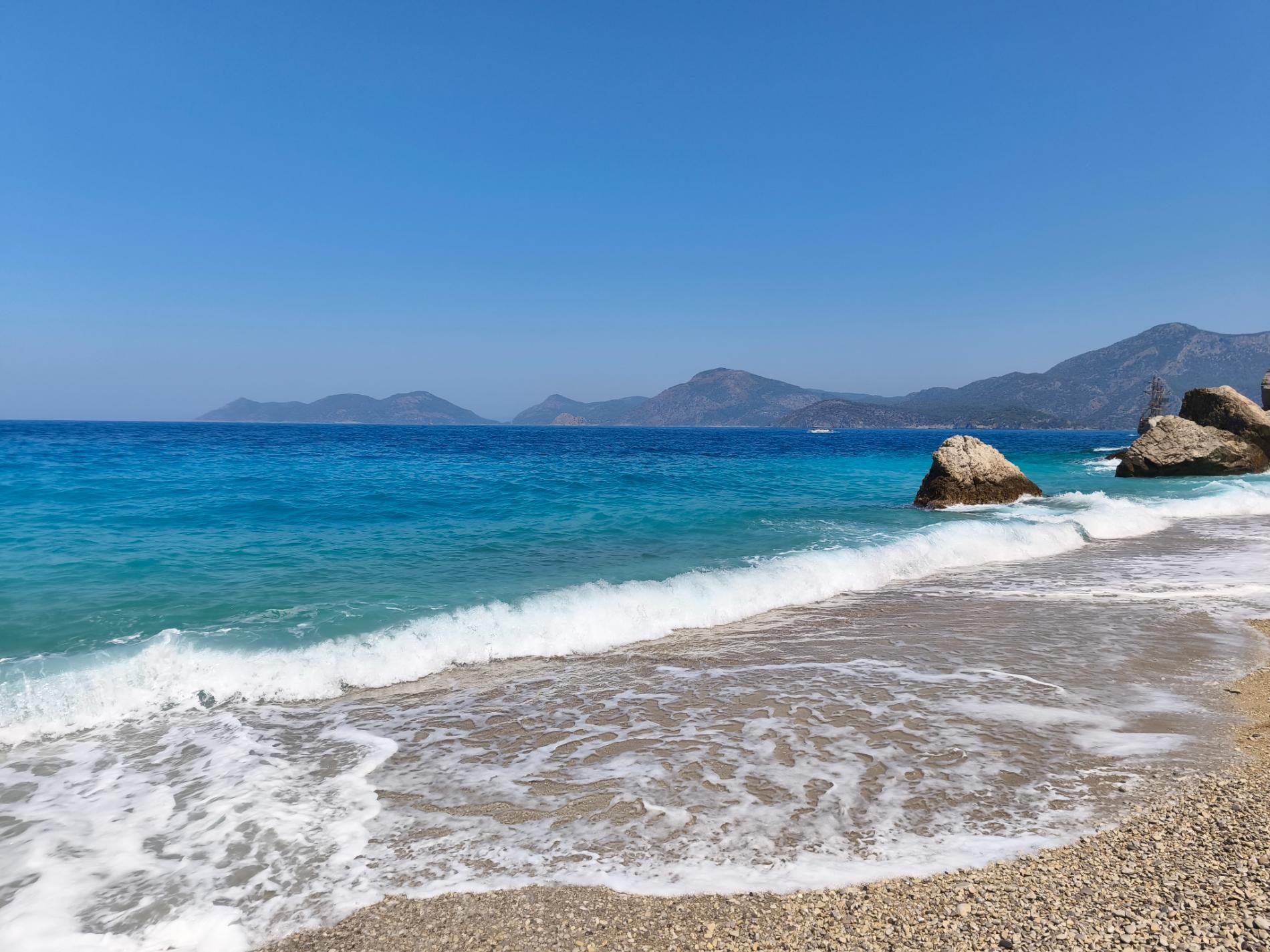 Foto de Blue Cave beach con muy limpia nivel de limpieza