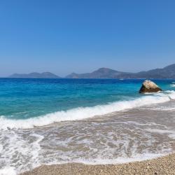 Foto de Blue Cave beach con muy limpia nivel de limpieza