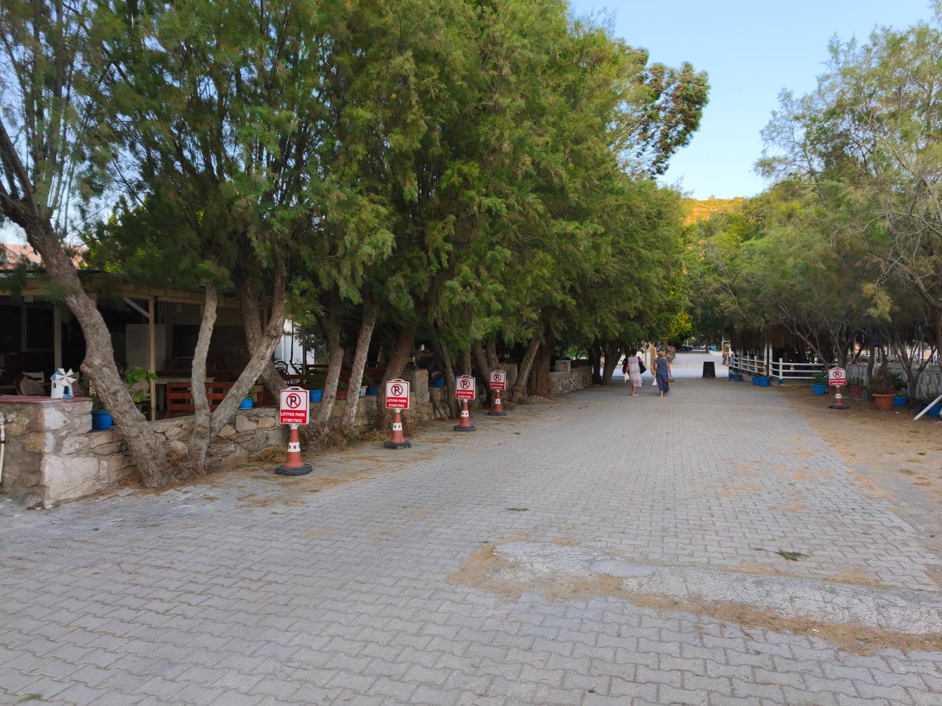 Foto de Ovabuku beach respaldado por acantilados
