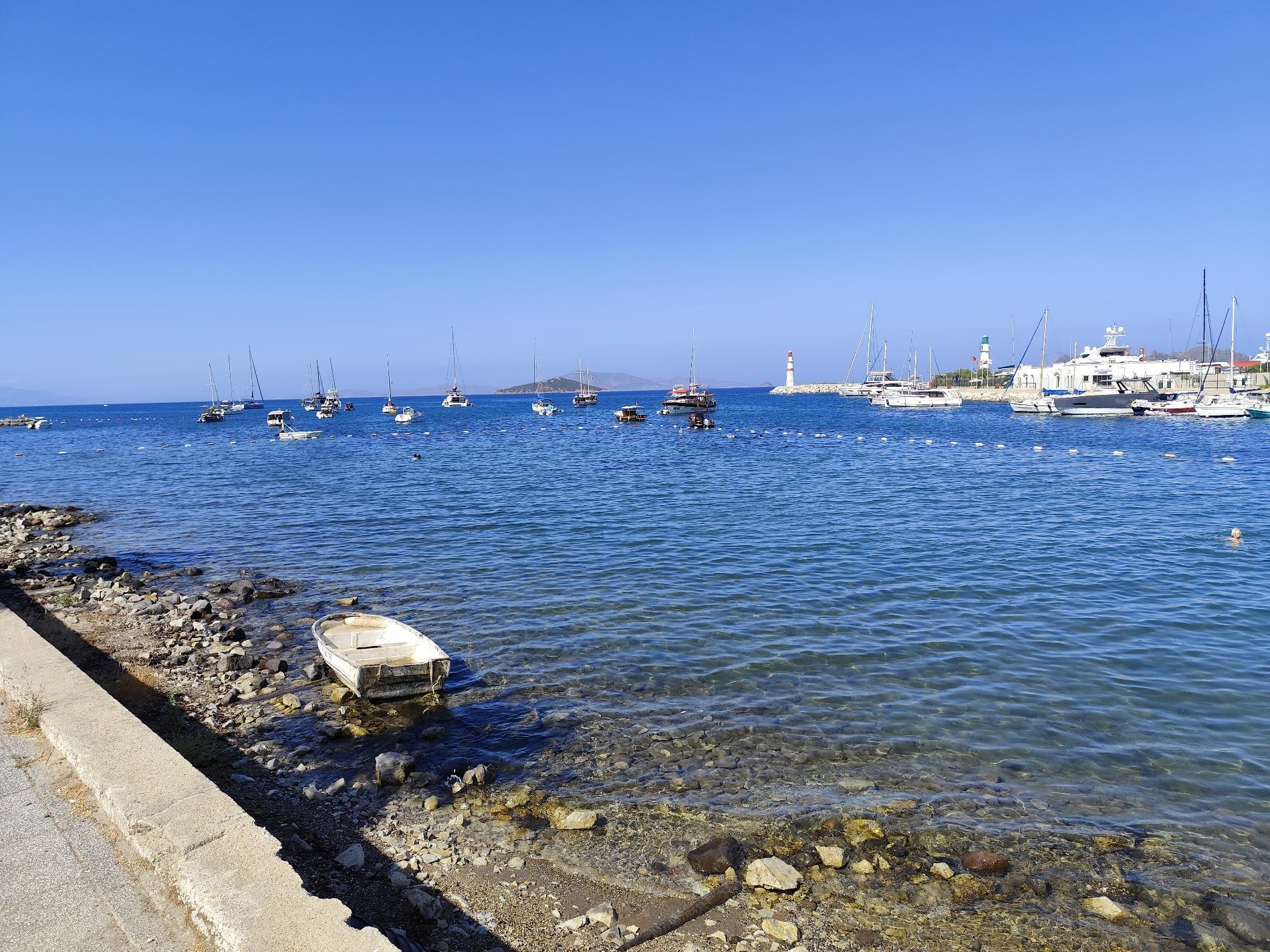 Foto de Turgutreis beach con algo limpia nivel de limpieza