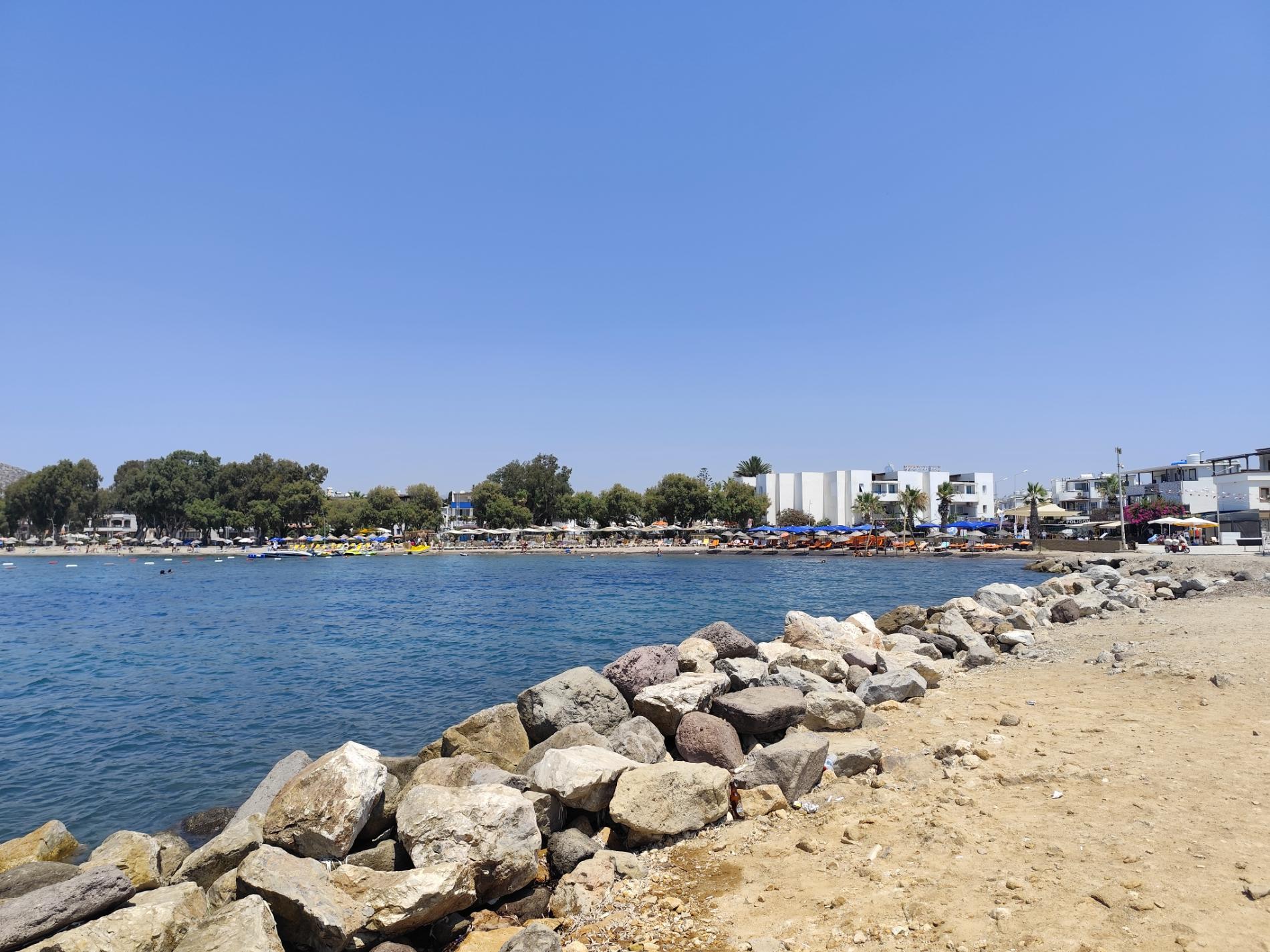 Foto de Ayvan beach y el asentamiento