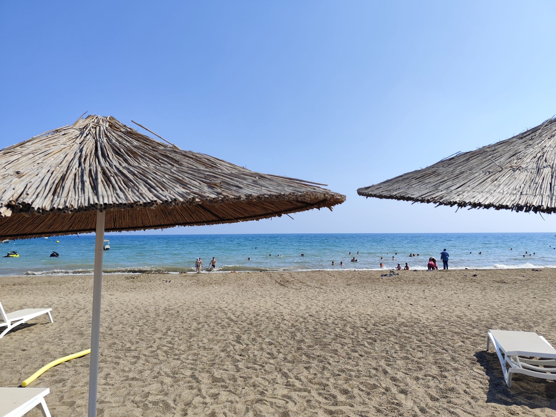 Foto de Kadriye Public Beach con arena marrón superficie