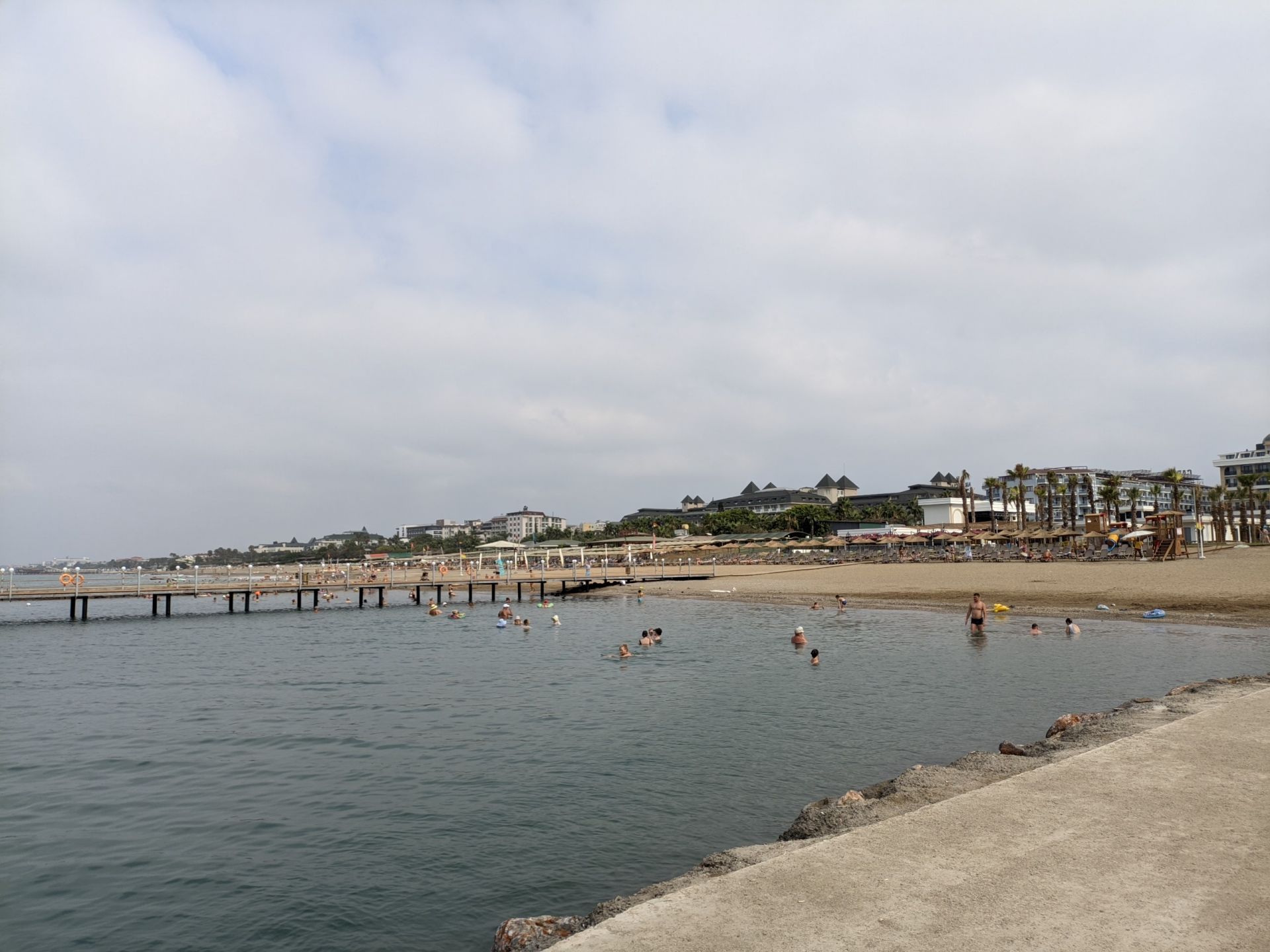 Foto de Konaklı Beach con costa recta y larga