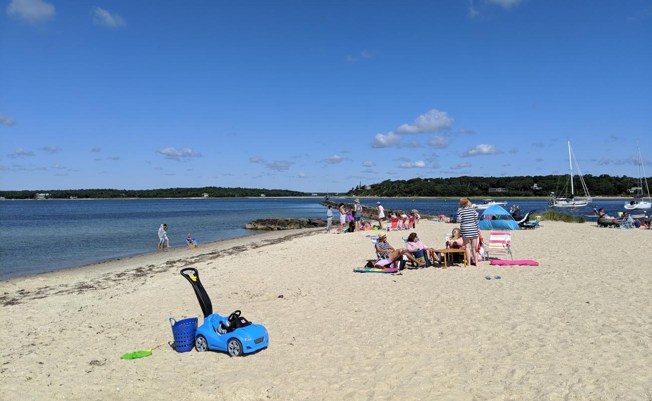 Foto de Megansett Beach con algo limpia nivel de limpieza